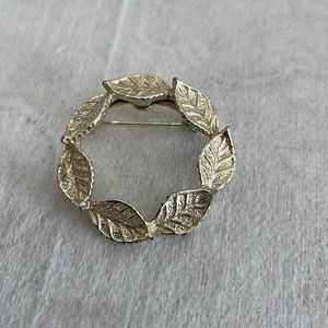GERRY’S Gold tone Leaf Circle Pin, Brooch, Vintage with C clasp Euc